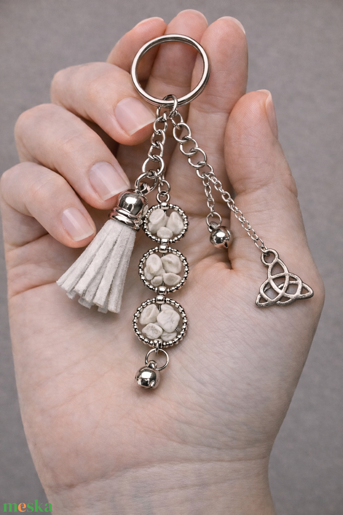 Ásványos kulcstartó medállal és bojttal  - táska & tok - kulcstartó & táskadísz - kulcstartó - Meska.hu