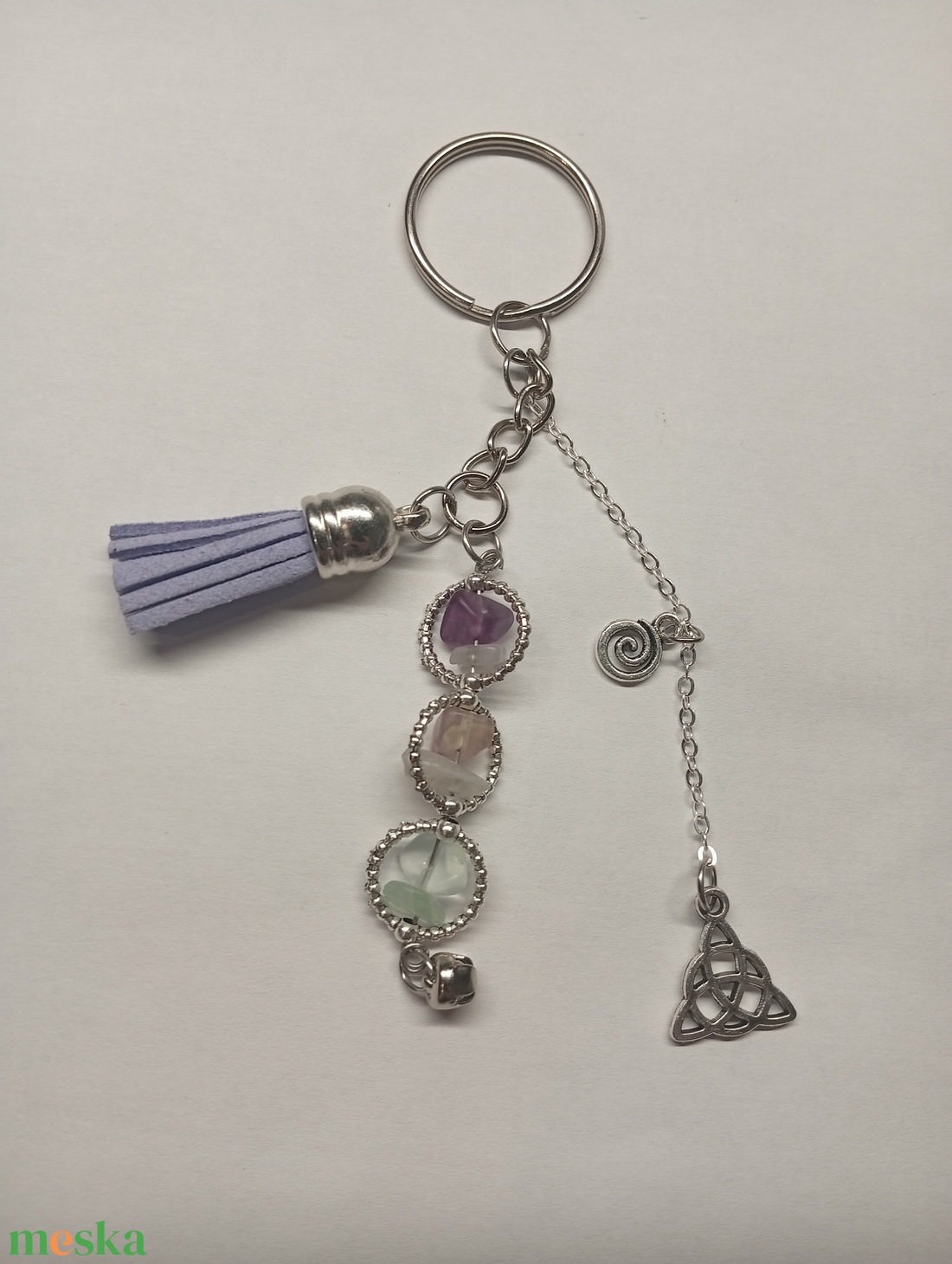 Ásványos kulcstartó medállal és bojttal  - táska & tok - kulcstartó & táskadísz - kulcstartó - Meska.hu