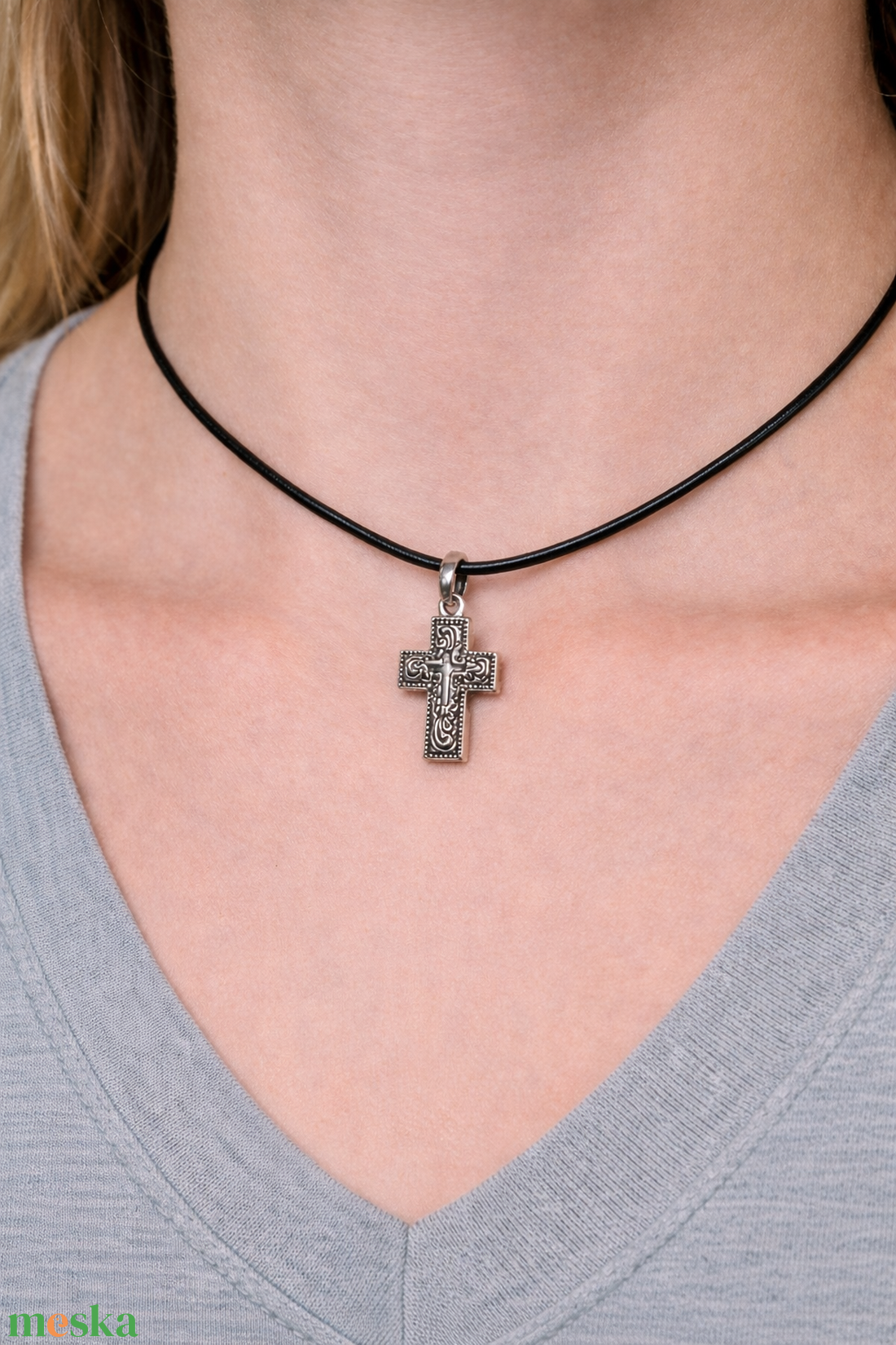 Keresztes medálos bőrszijas nyaklánc  - esküvő - ékszer - nyaklánc - Meska.hu