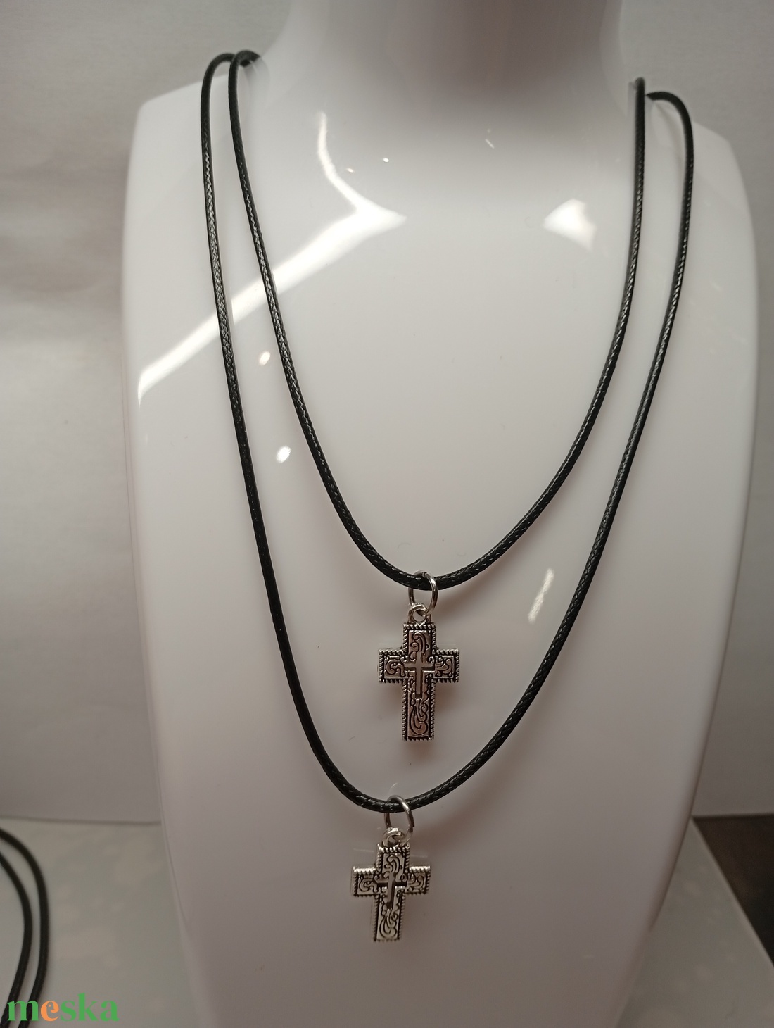 Keresztes medálos bőrszijas nyaklánc  - esküvő - ékszer - nyaklánc - Meska.hu