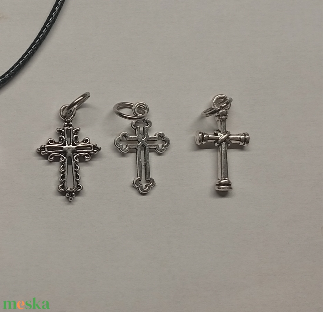 Keresztes medálos bőrszijas nyaklánc  - esküvő - ékszer - nyaklánc - Meska.hu