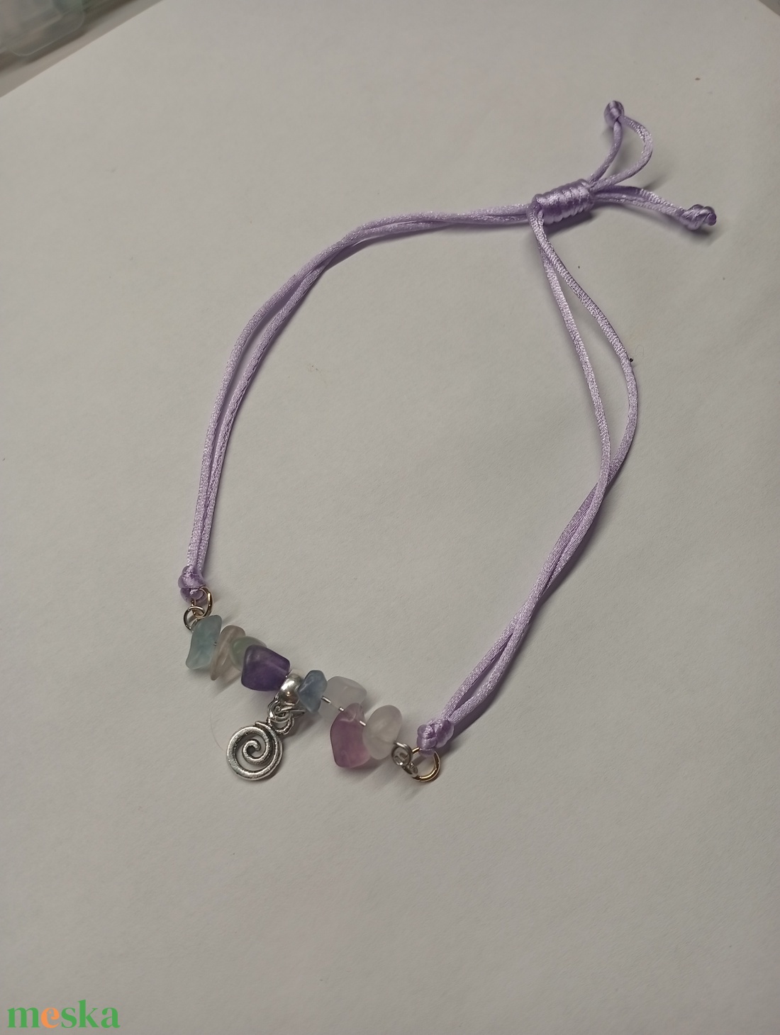 Ásványos karkötő medállal  - ékszer - karkötő - ásványkarkötő - Meska.hu