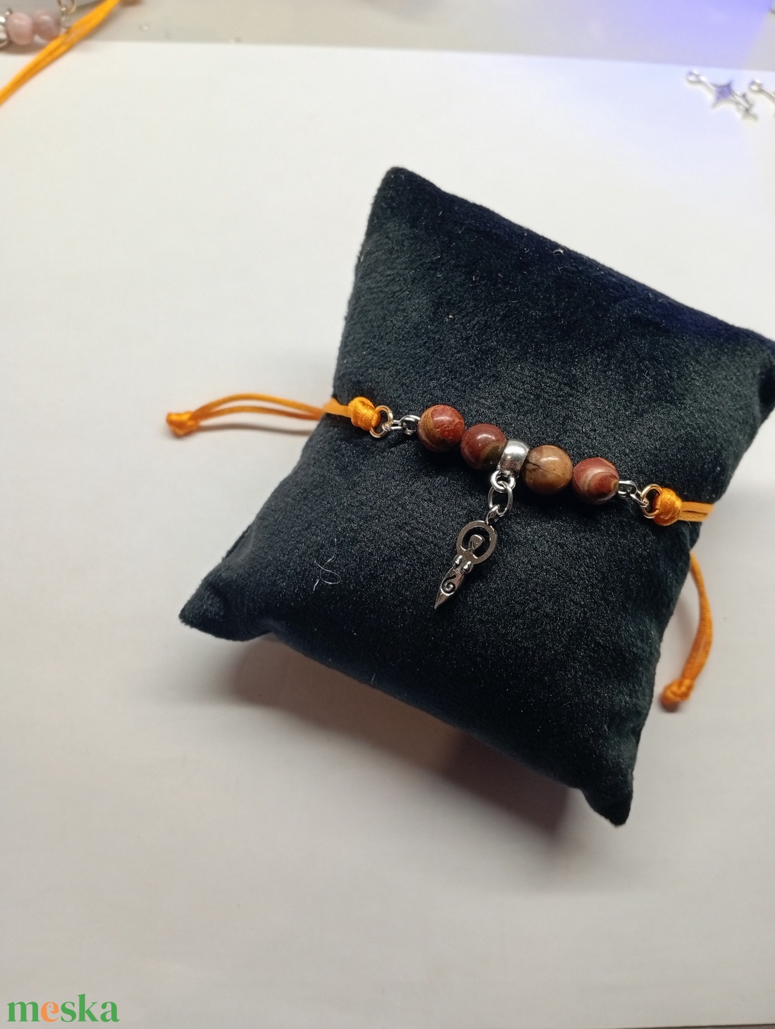 Ásványos karkötő medállal  - ékszer - karkötő - ásványkarkötő - Meska.hu