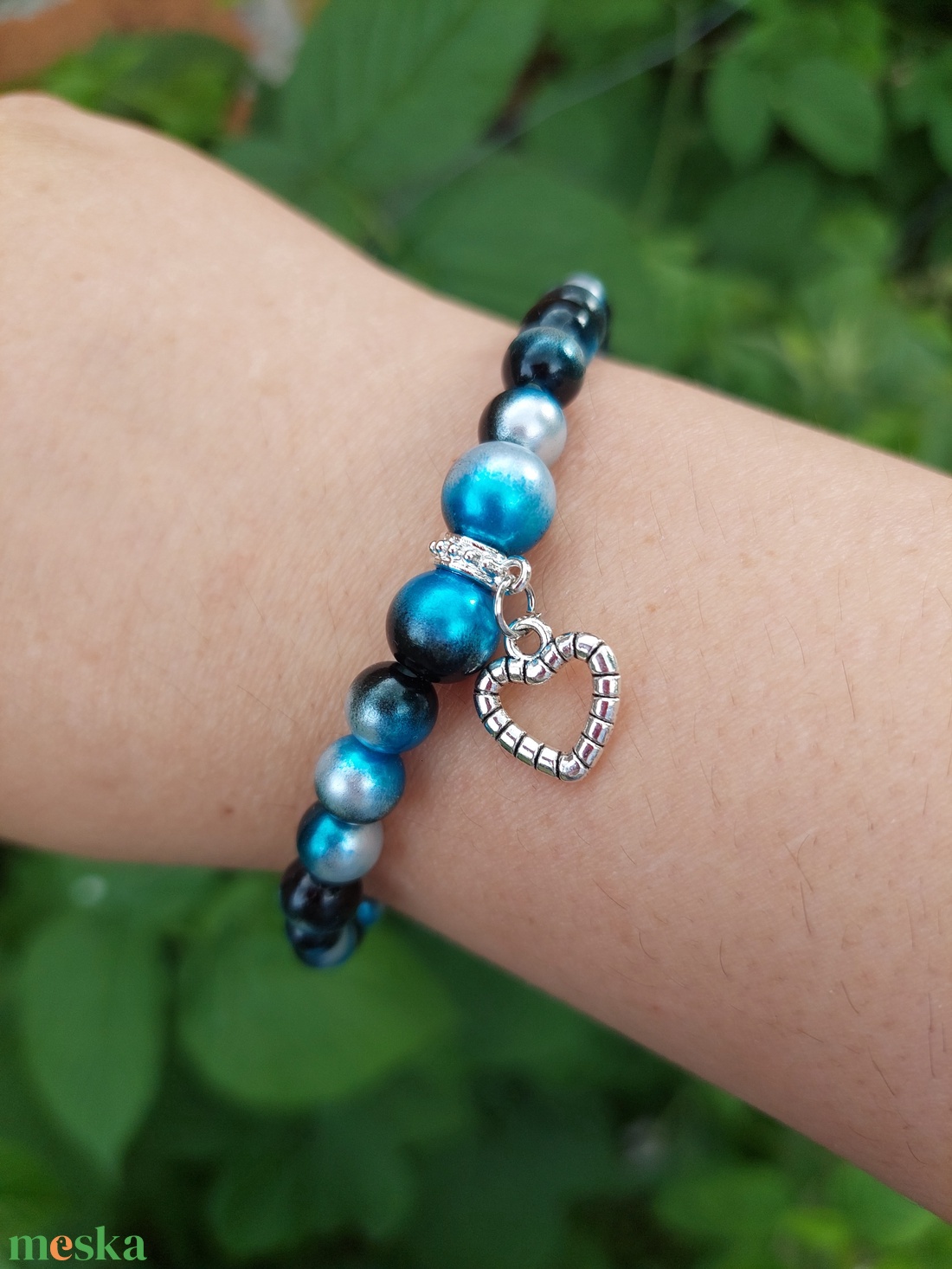 Elegáns szív charm karkötő - ékszer - karkötő - gyöngyös karkötő - Meska.hu