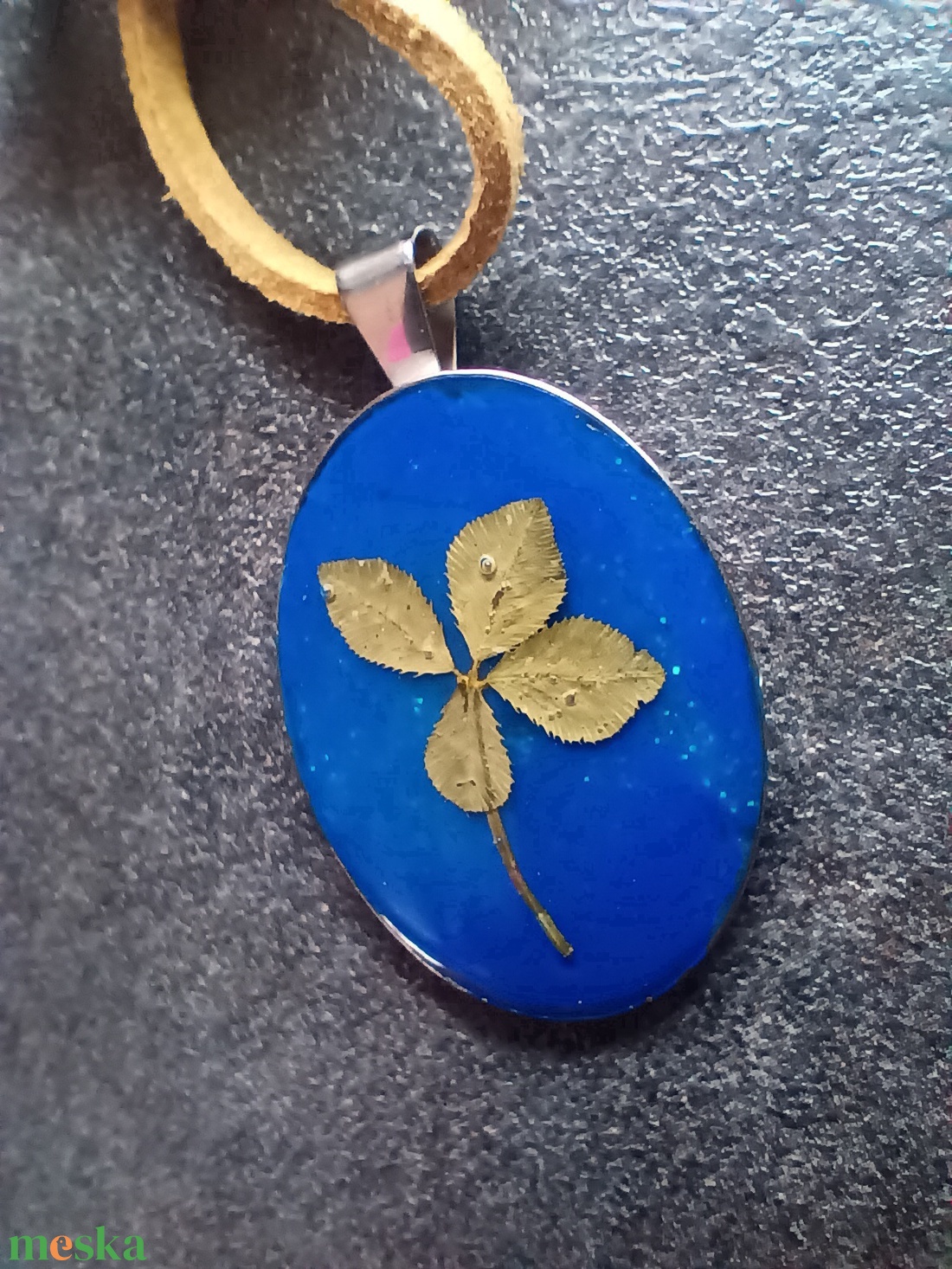 Szerencsehozó amulett négylevelű lóherével  - ékszer - nyaklánc - medál - Meska.hu