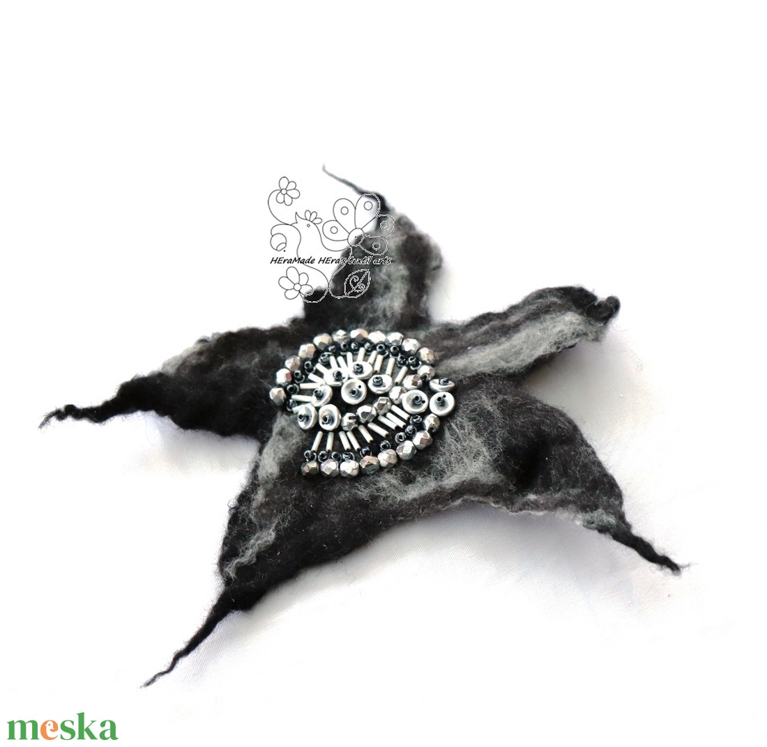 Fekete ezüst nemez kitűző bross hajékszer gyöngyökkel - ékszer - kitűző és bross - kitűző - Meska.hu Fekete ezüst nemez kitűző bross hajékszer gyöngyökkel - ékszer - kitűző és bross - kitűző - Meska.hu