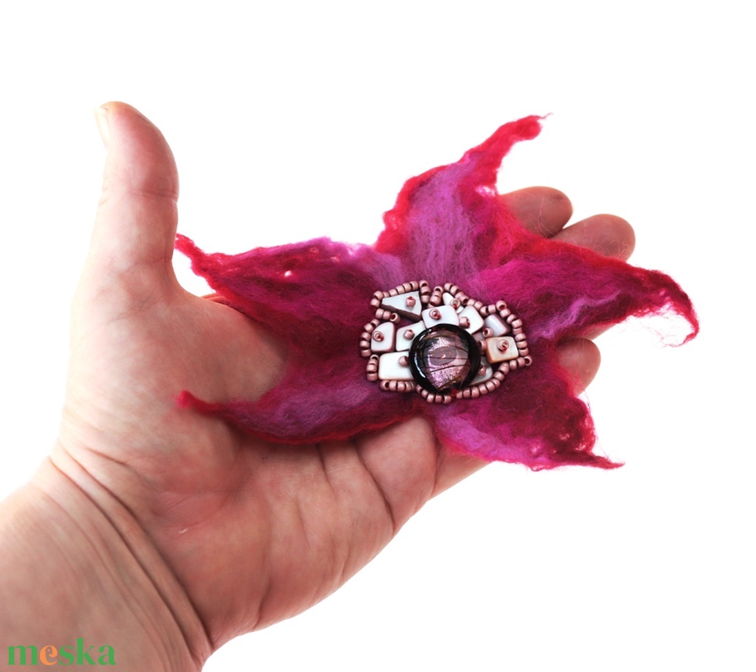 Pink nemez kitűző óriás bross hajékszer gyöngyökkel - ékszer - kitűző és bross - kitűző - Meska.hu