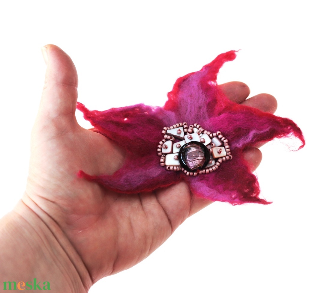 Pink nemez kitűző óriás bross hajékszer gyöngyökkel - ékszer - kitűző és bross - kitűző - Meska.hu Pink nemez kitűző óriás bross hajékszer gyöngyökkel - ékszer - kitűző és bross - kitűző - Meska.hu