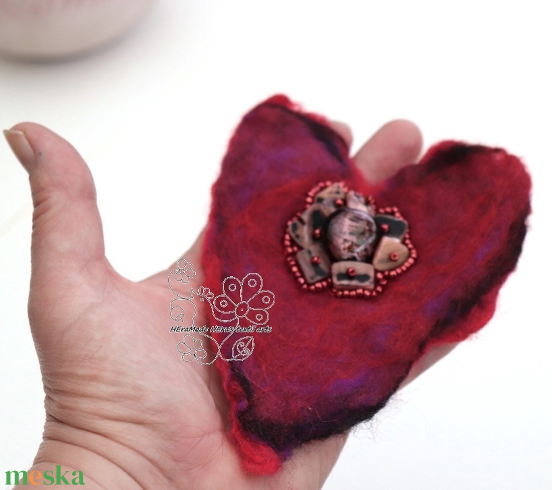 Nemez szív kitűző hajékszer gyöngyökkel - ékszer - kitűző és bross - kitűző - Meska.hu Nemez szív kitűző hajékszer gyöngyökkel - ékszer - kitűző és bross - kitűző - Meska.hu