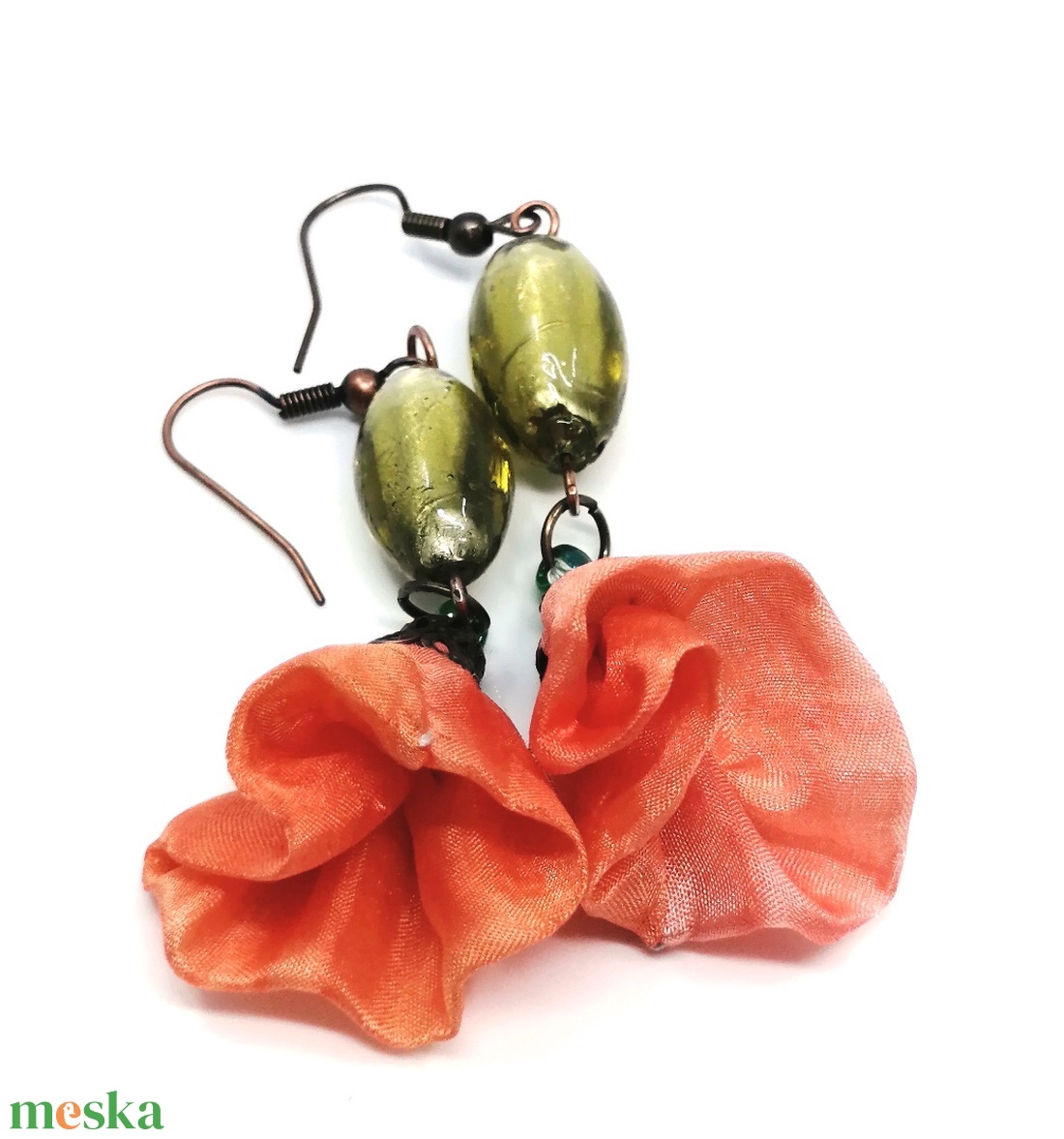 Lógós fülbevaló narancs szín virág zöld üveggyönggyel - ékszer - fülbevaló - lógó fülbevaló - Meska.hu