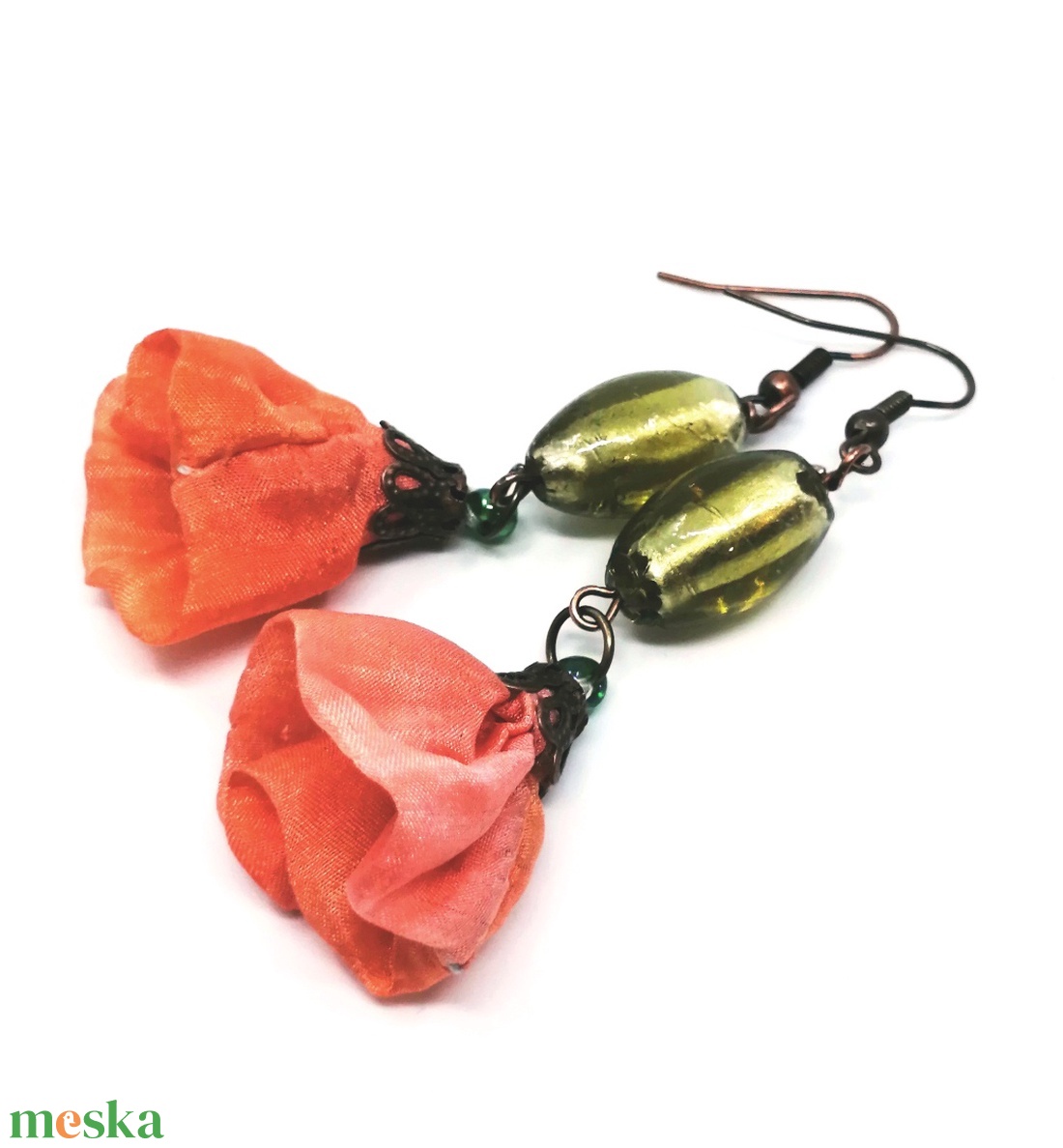 Lógós fülbevaló narancs szín virág zöld üveggyönggyel - ékszer - fülbevaló - lógó fülbevaló - Meska.hu