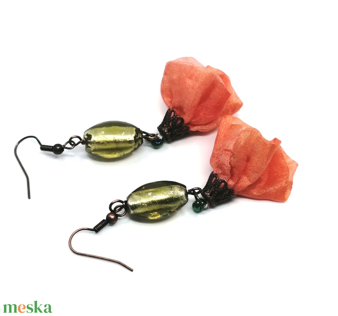 Lógós fülbevaló narancs szín virág zöld üveggyönggyel - ékszer - fülbevaló - lógó fülbevaló - Meska.hu