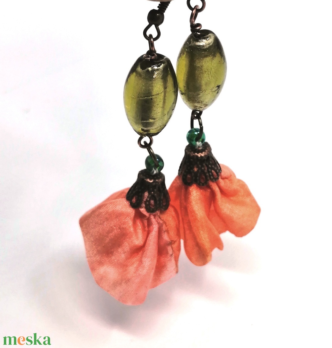 Lógós fülbevaló narancs szín virág zöld üveggyönggyel - ékszer - fülbevaló - lógó fülbevaló - Meska.hu