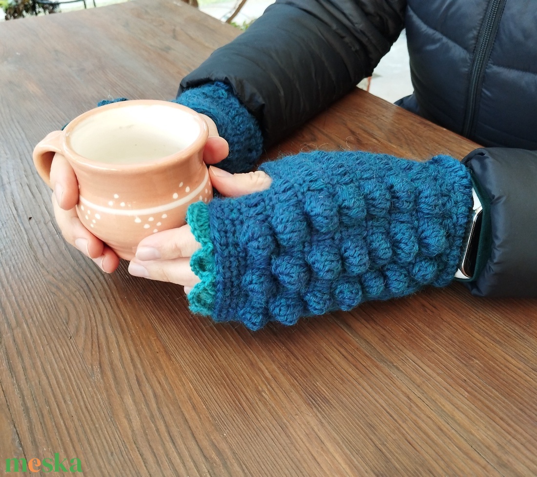 Horgolt türkizkék boho női kézmelegítő kesztyű puha meleg 100% gyapjúból - ruha & divat - sál, sapka, kendő - kesztyű - Meska.hu Horgolt türkizkék boho női kézmelegítő kesztyű puha meleg 100% gyapjúból - ruha & divat - sál, sapka, kendő - kesztyű - Meska.hu