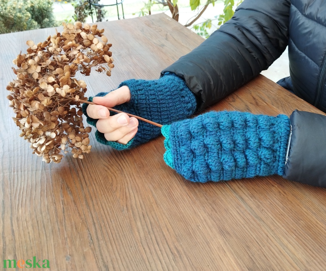 Horgolt türkizkék boho női kézmelegítő kesztyű puha meleg 100% gyapjúból - ruha & divat - sál, sapka, kendő - kesztyű - Meska.hu Horgolt türkizkék boho női kézmelegítő kesztyű puha meleg 100% gyapjúból - ruha & divat - sál, sapka, kendő - kesztyű - Meska.hu