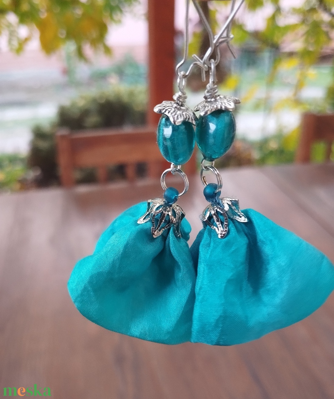 Türkiz hernyóselyem virág lógós fülbevaló indiai gyönggyel - ékszer - fülbevaló - lógó fülbevaló - Meska.hu