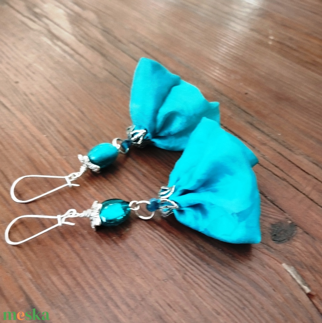 Türkiz hernyóselyem virág lógós fülbevaló indiai gyönggyel - ékszer - fülbevaló - lógó fülbevaló - Meska.hu
