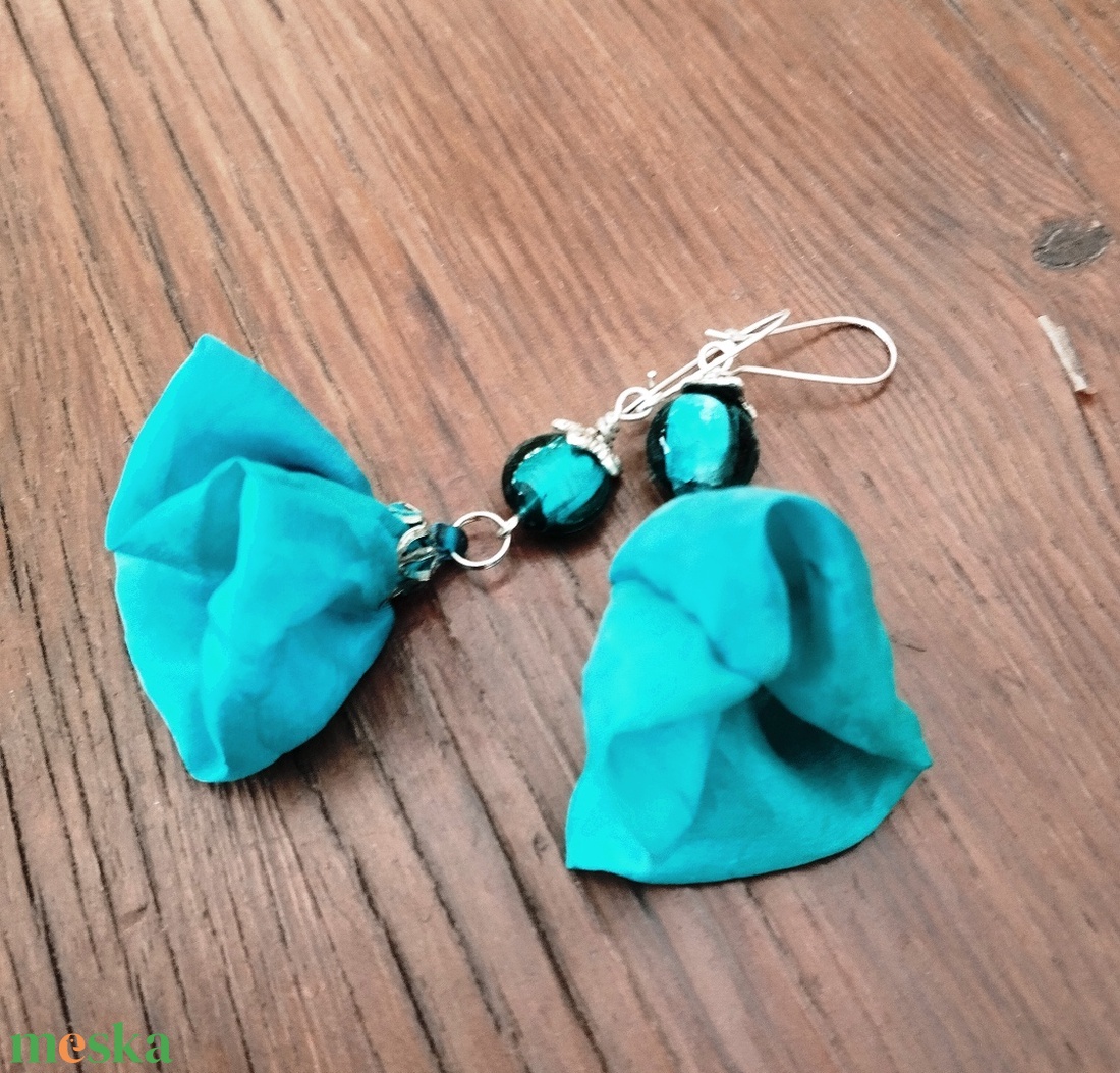 Türkiz hernyóselyem virág lógós fülbevaló indiai gyönggyel - ékszer - fülbevaló - lógó fülbevaló - Meska.hu