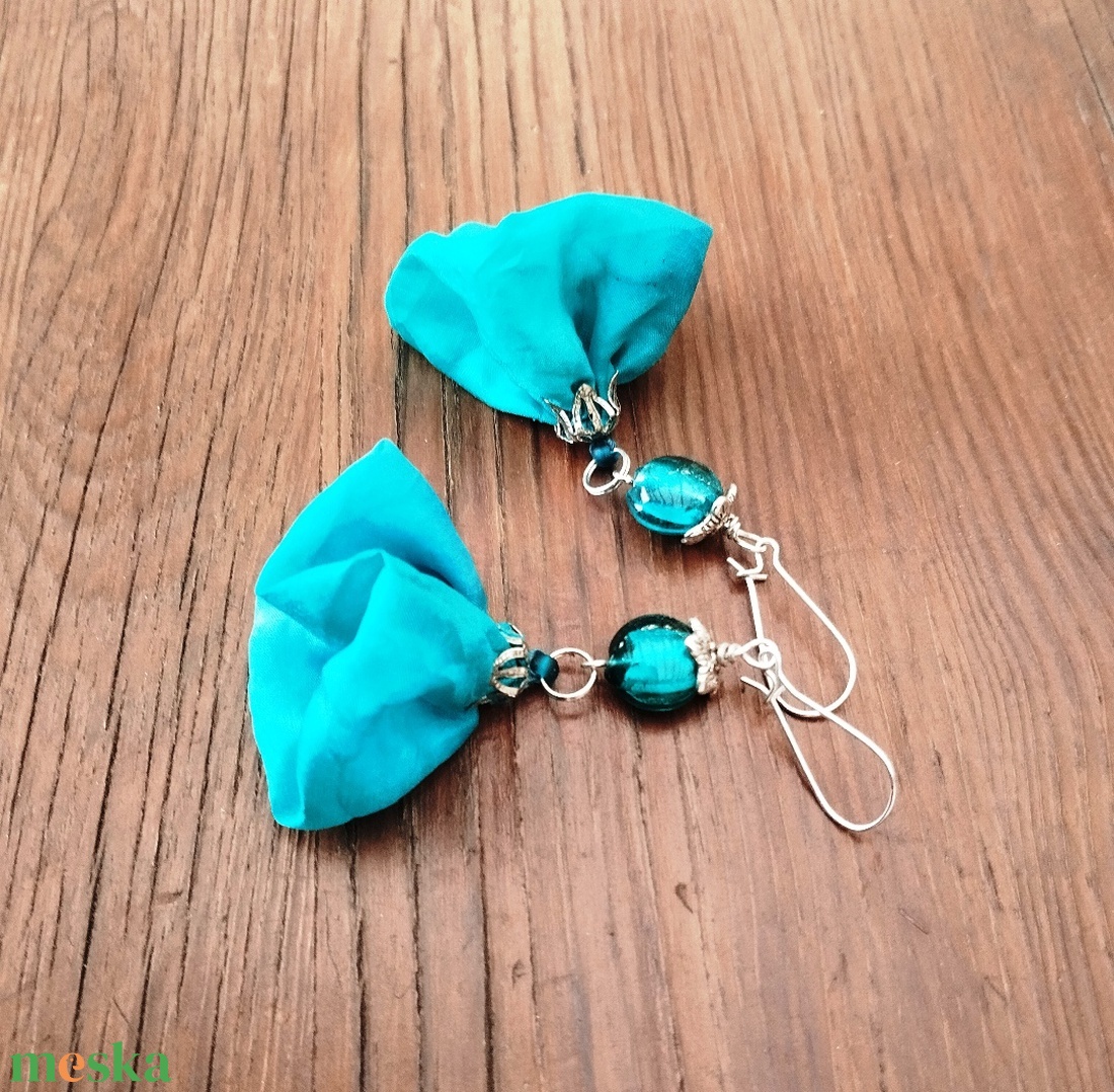 Türkiz hernyóselyem virág lógós fülbevaló indiai gyönggyel - ékszer - fülbevaló - lógó fülbevaló - Meska.hu