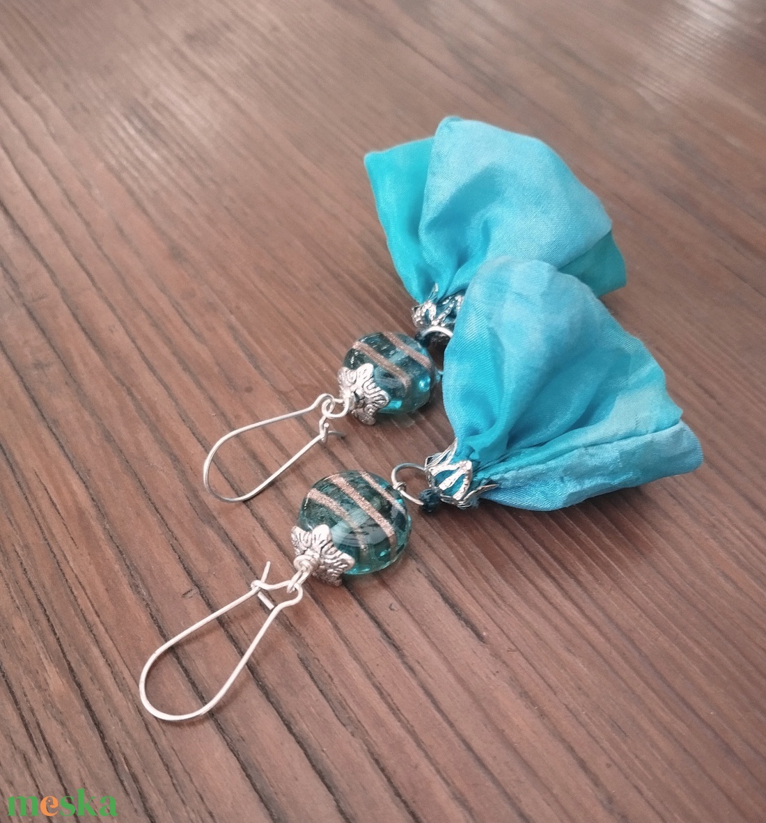 Világos türkiz hernyóselyem virág lógós fülbevaló indiai gyönggyel - ékszer - fülbevaló - lógó fülbevaló - Meska.hu