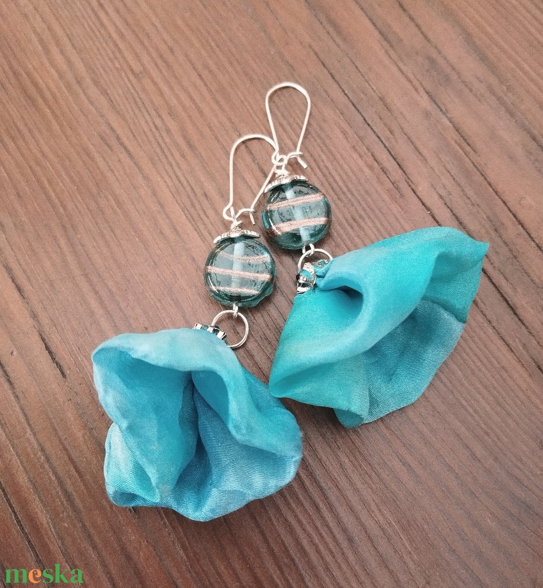Világos türkiz hernyóselyem virág lógós fülbevaló indiai gyönggyel - ékszer - fülbevaló - lógó fülbevaló - Meska.hu