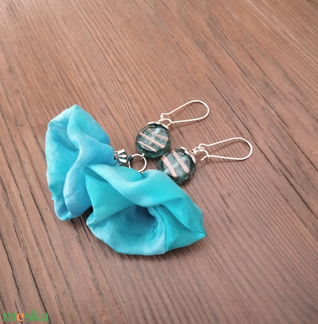 Világos türkiz hernyóselyem virág lógós fülbevaló indiai gyönggyel - ékszer - fülbevaló - lógó fülbevaló - Meska.hu