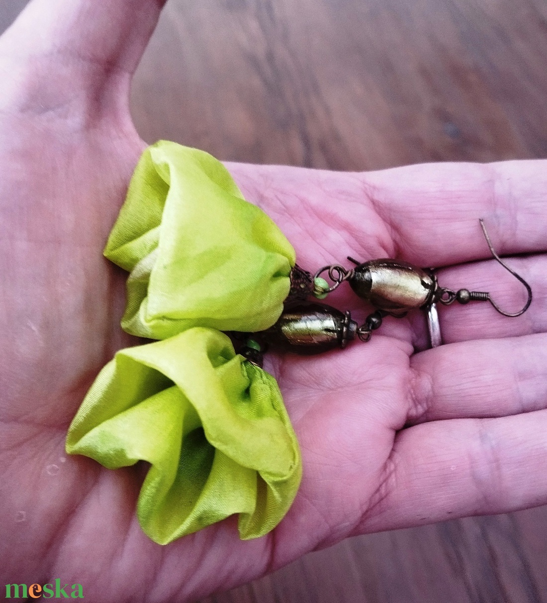 Pisztácia hernyóselyem virág lógós fülbevaló indiai gyönggyel - ékszer - fülbevaló - lógó fülbevaló - Meska.hu