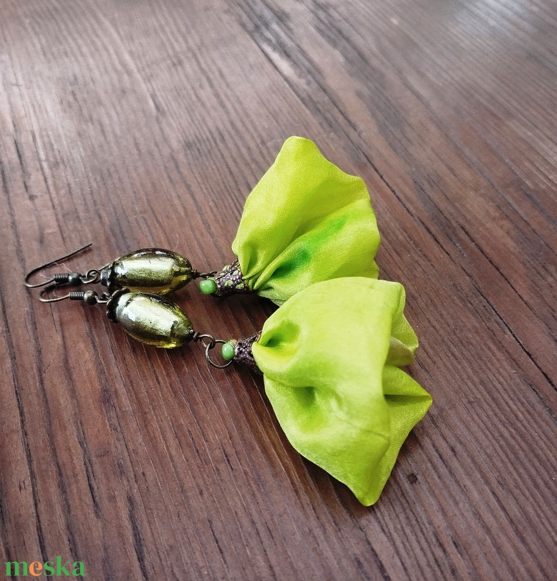 Pisztácia hernyóselyem virág lógós fülbevaló indiai gyönggyel - ékszer - fülbevaló - lógó fülbevaló - Meska.hu