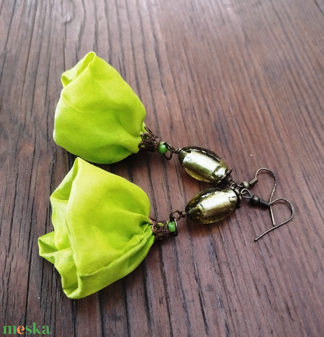 Pisztácia hernyóselyem virág lógós fülbevaló indiai gyönggyel - ékszer - fülbevaló - lógó fülbevaló - Meska.hu