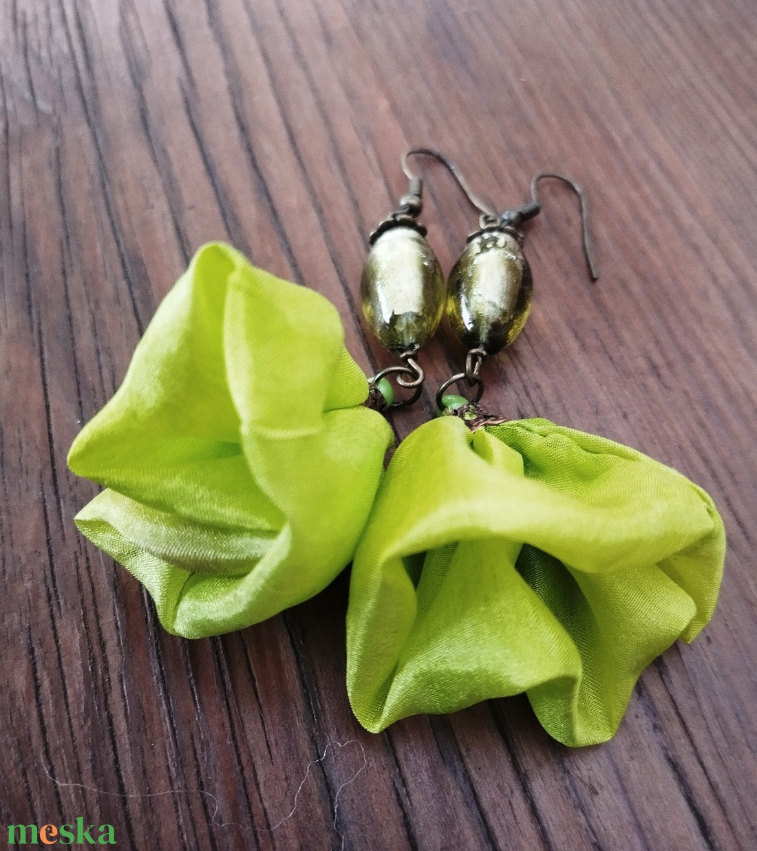 Pisztácia hernyóselyem virág lógós fülbevaló indiai gyönggyel - ékszer - fülbevaló - lógó fülbevaló - Meska.hu