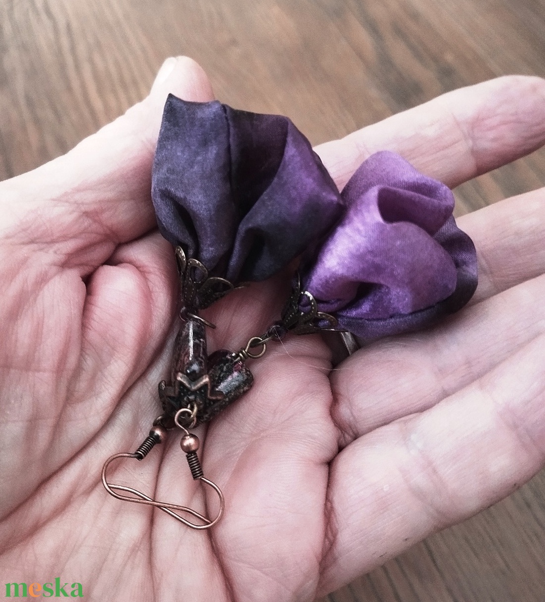 Boszi lila hernyóselyem virág lógós fülbevaló ásványgyönggyel - ékszer - fülbevaló - lógó fülbevaló - Meska.hu