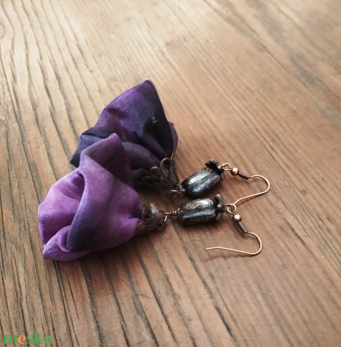 Boszi lila hernyóselyem virág lógós fülbevaló ásványgyönggyel - ékszer - fülbevaló - lógó fülbevaló - Meska.hu
