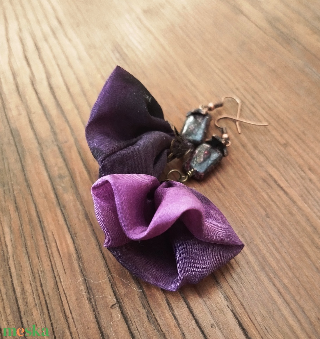 Boszi lila hernyóselyem virág lógós fülbevaló ásványgyönggyel - ékszer - fülbevaló - lógó fülbevaló - Meska.hu