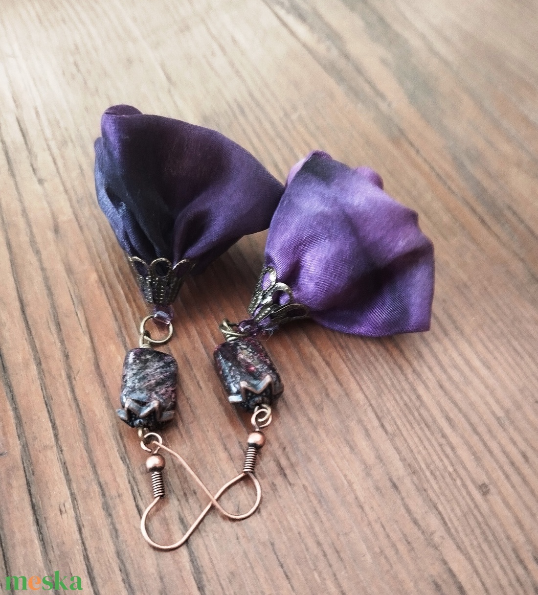 Boszi lila hernyóselyem virág lógós fülbevaló ásványgyönggyel - ékszer - fülbevaló - lógó fülbevaló - Meska.hu