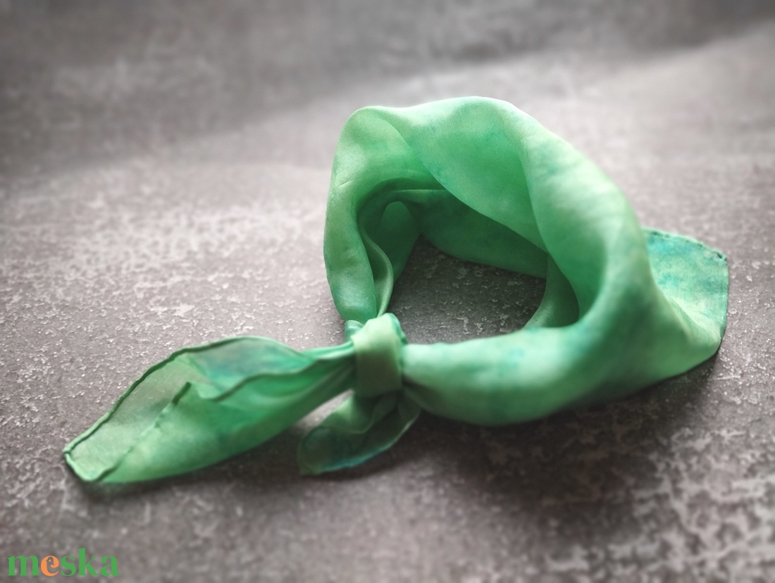 Pisztácia márványos hernyóselyem női mini kendő - ruha & divat - sál, sapka, kendő - sál - Meska.hu