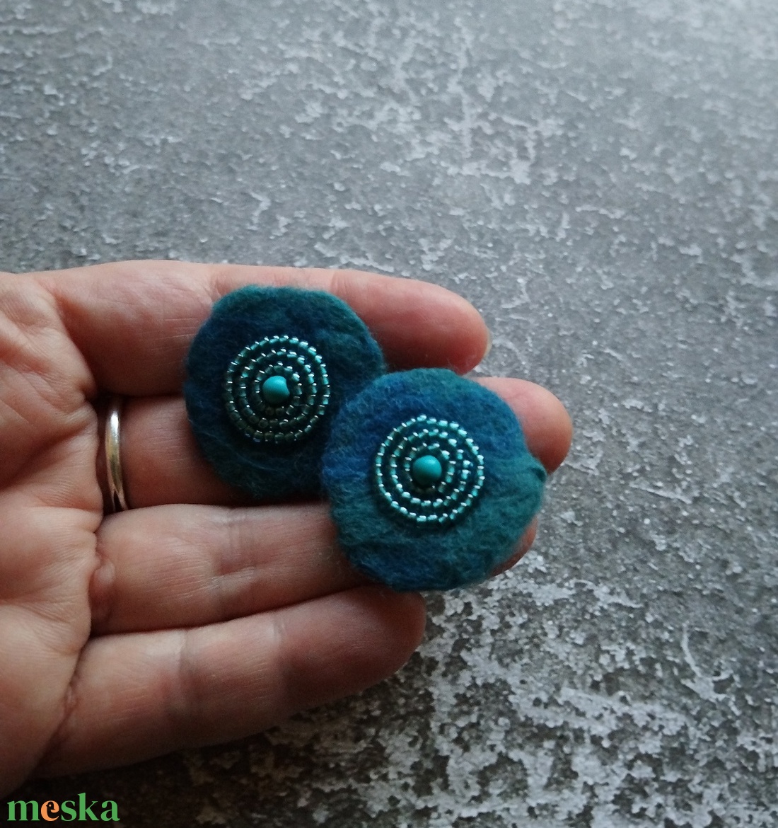 Türkiz gyapjú korong gyönggyel hímezve óriás pötty fülbevaló  - ékszer - fülbevaló - pötty fülbevaló - Meska.hu