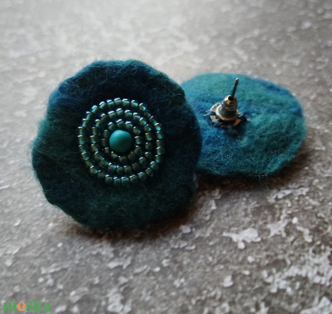 Türkiz gyapjú korong gyönggyel hímezve óriás pötty fülbevaló  - ékszer - fülbevaló - pötty fülbevaló - Meska.hu