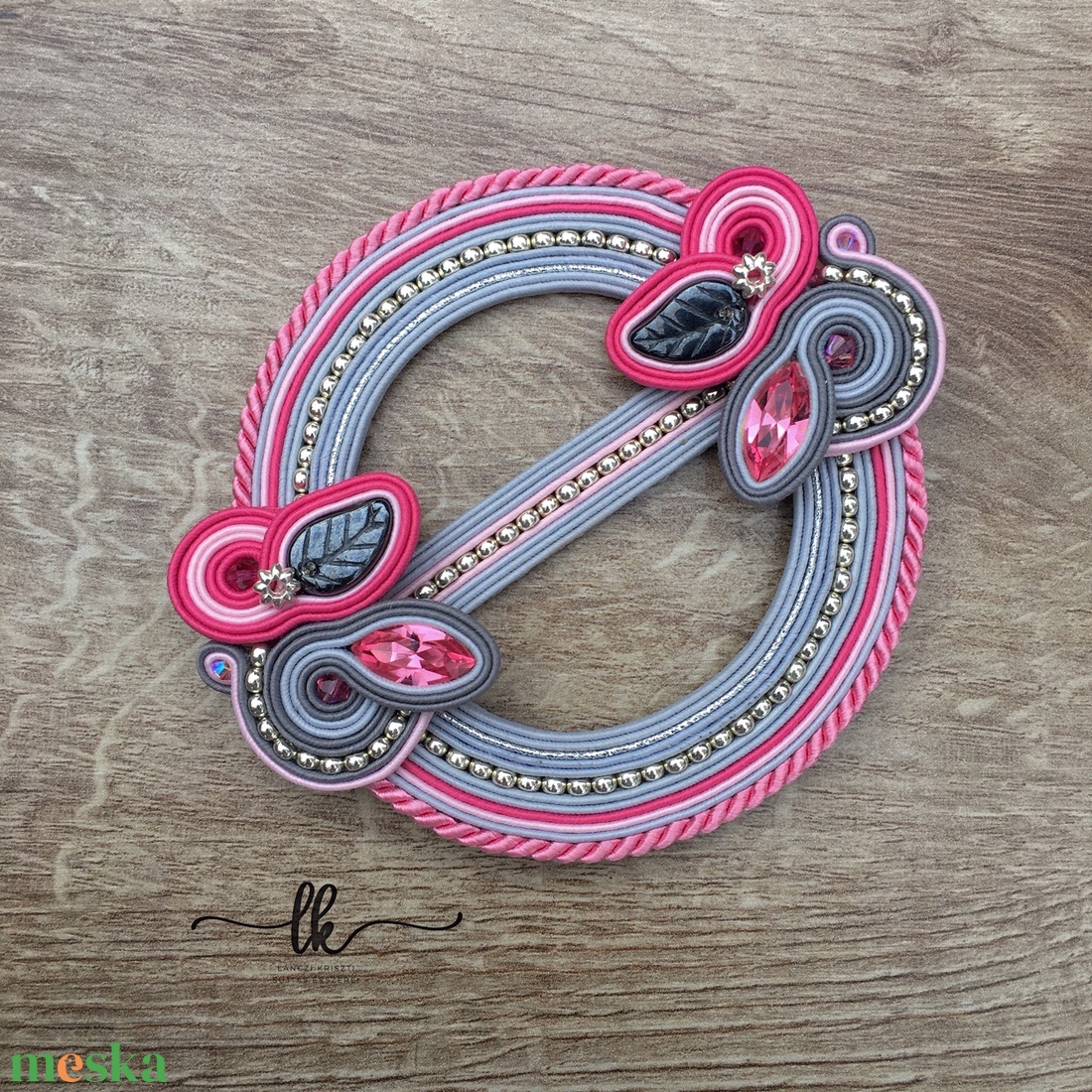 Pink-szürke-ezüst sujtás sál bross, kitűző, sujtásos ékszer - ékszer - kitűző és bross - kitűző - Meska.hu