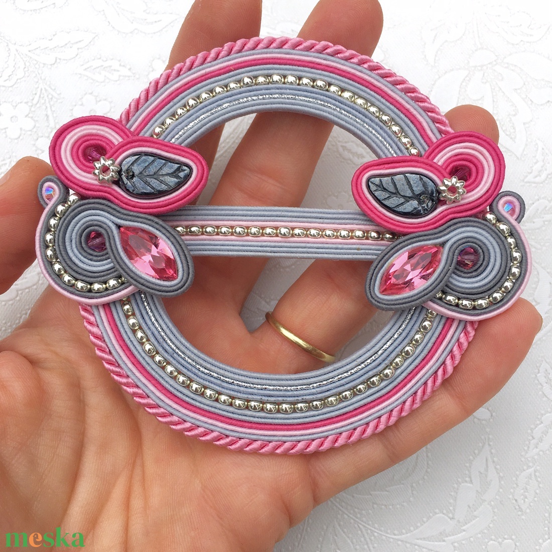 Pink-szürke-ezüst sujtás sál bross, kitűző, sujtásos ékszer - ékszer - kitűző és bross - kitűző - Meska.hu