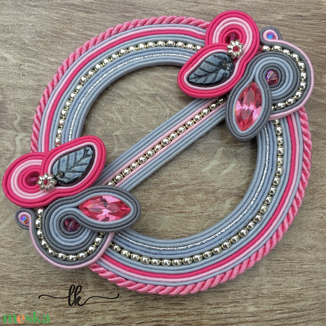 Pink-szürke-ezüst sujtás sál bross, kitűző, sujtásos ékszer - ékszer - kitűző és bross - kitűző - Meska.hu