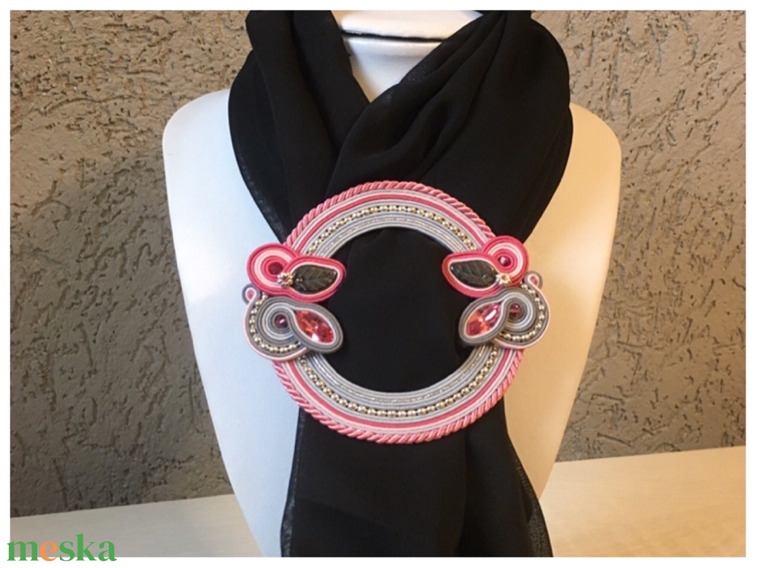 Pink-szürke-ezüst sujtás sál bross, kitűző, sujtásos ékszer - ékszer - kitűző és bross - kitűző - Meska.hu