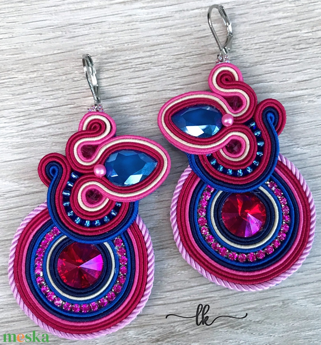 ZAFÍR-PINK sujtás fülbevaló swarovskival, sujtás ékszer, kézzel varrt ékszer, sujtásos fülbevaló - ékszer - fülbevaló - lógó fülbevaló - Meska.hu ZAFÍR-PINK sujtás fülbevaló swarovskival, sujtás ékszer, kézzel varrt ékszer, sujtásos fülbevaló - ékszer - fülbevaló - lógó fülbevaló - Meska.hu