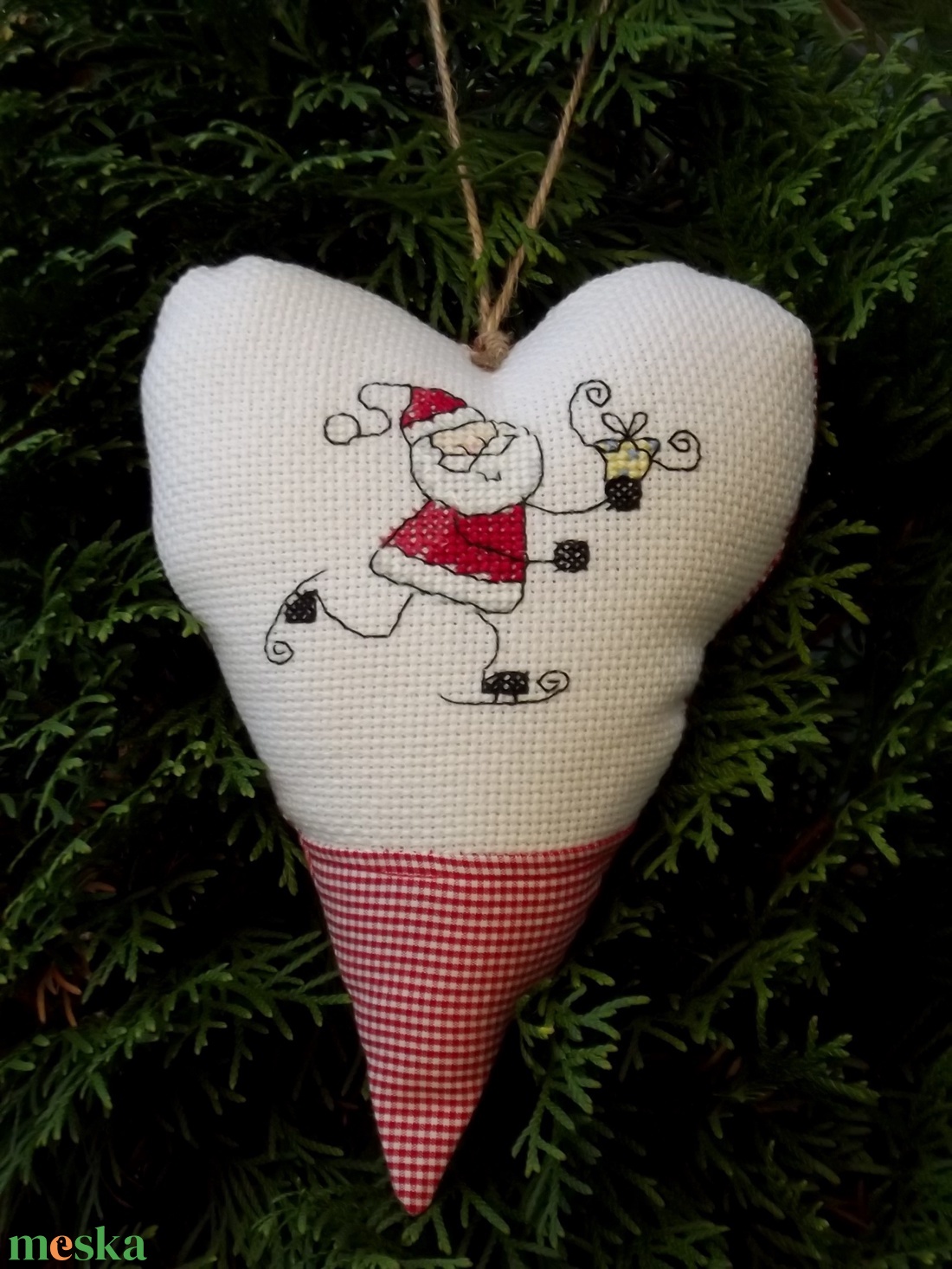SKATIN' SANTA. Szív alakú függődísz ajtóra/ablakra - karácsony - mikulás - mikulás beltéri dekoráció - Meska.hu SKATIN' SANTA. Szív alakú függődísz ajtóra/ablakra - karácsony - mikulás - mikulás beltéri dekoráció - Meska.hu