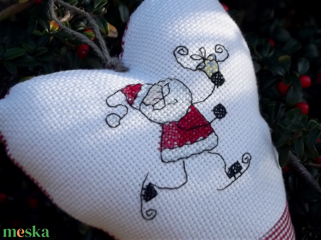 SKATIN' SANTA. Szív alakú függődísz ajtóra/ablakra - karácsony - mikulás - mikulás beltéri dekoráció - Meska.hu SKATIN' SANTA. Szív alakú függődísz ajtóra/ablakra - karácsony - mikulás - mikulás beltéri dekoráció - Meska.hu