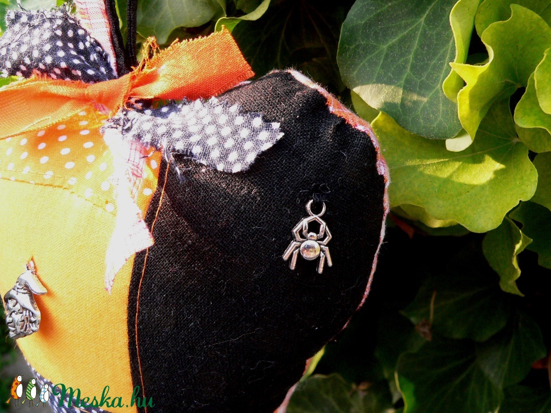 SPIDER. Szív alakú függődísz ajtóra/ablakra - otthon & lakás - dekoráció - függődísz - Meska.hu SPIDER. Szív alakú függődísz ajtóra/ablakra - otthon & lakás - dekoráció - függődísz - Meska.hu
