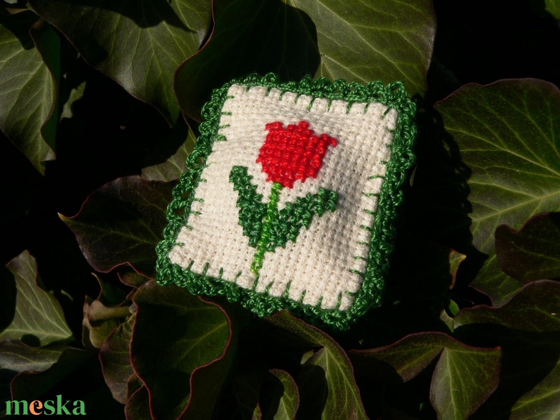 Tulipános kokárda (szögletes) - ékszer - kitűző és bross - kitűző - Meska.hu Tulipános kokárda (szögletes) - ékszer - kitűző és bross - kitűző - Meska.hu