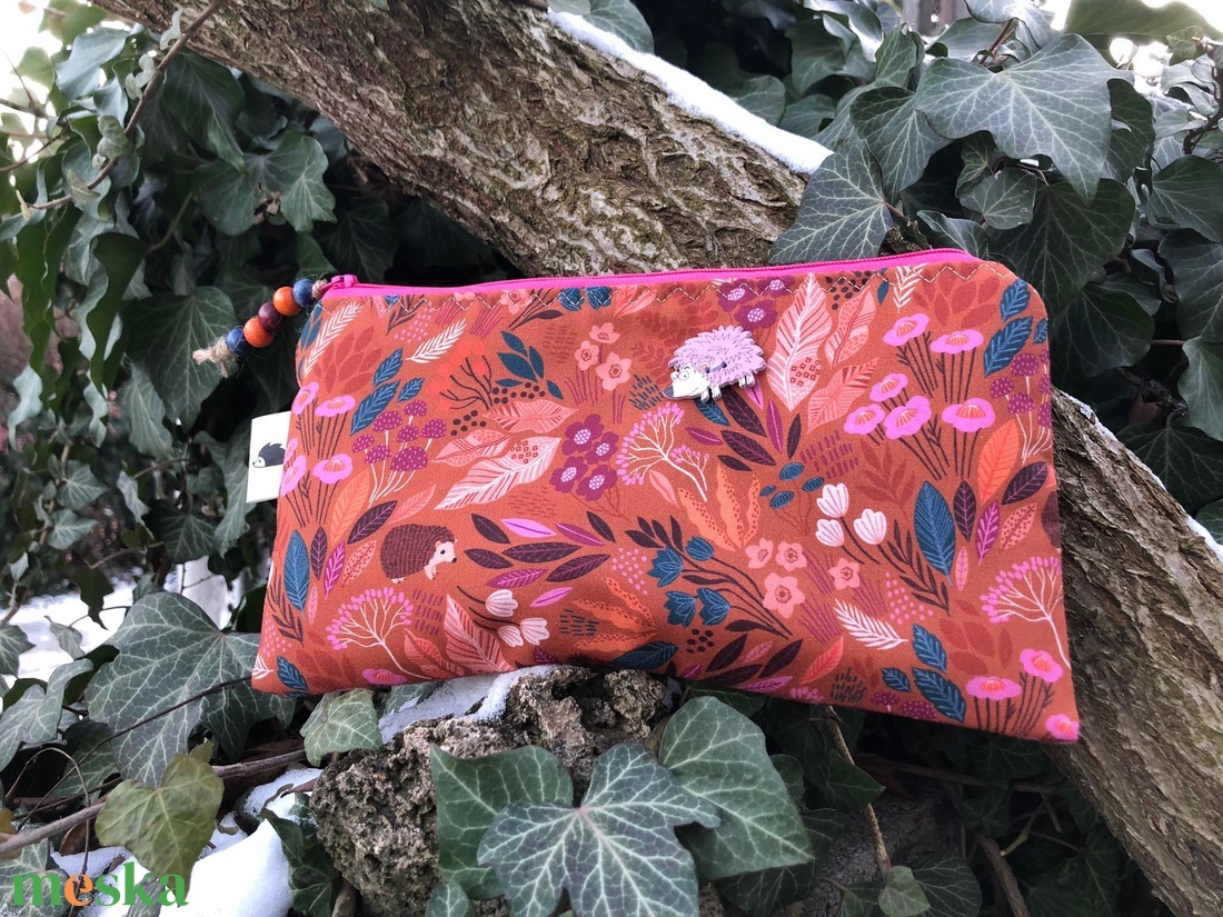 HEDGEHOG. Tolltartó vagy kozmetikai táska gombázó sünikkel :) - táska & tok - neszesszer - Meska.hu