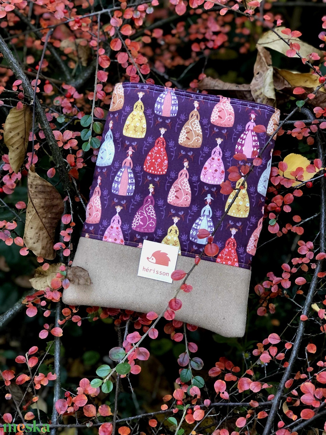 l a d i e s. Könyvölelő/ tablet-tartó / könyvszütyő. - otthon & életmód - papír, írószer - könyv- és füzetborító - Meska.hu l a d i e s. Könyvölelő/ tablet-tartó / könyvszütyő. - otthon & életmód - papír, írószer - könyv- és füzetborító - Meska.hu