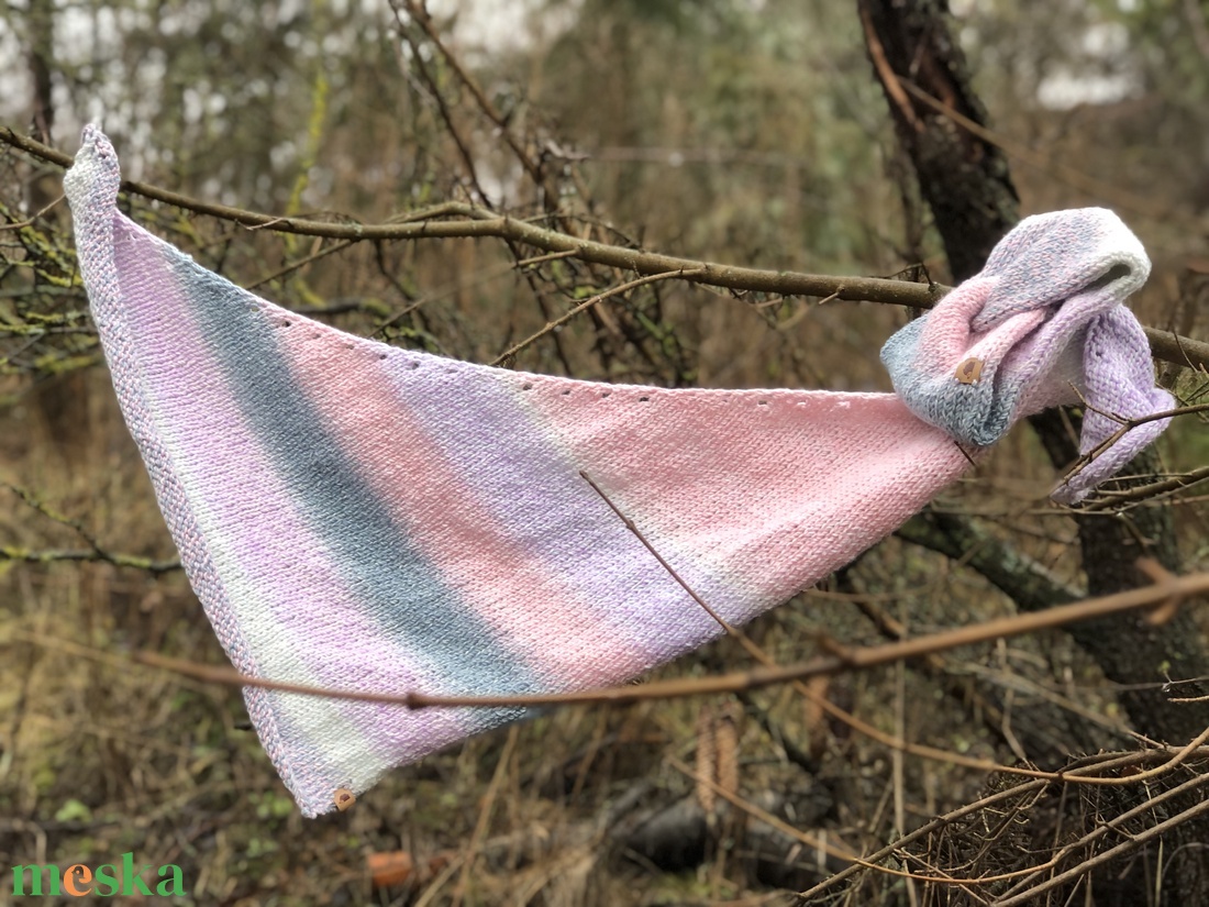 f r o z e n.  Kézzel kötött asszimetrikus baktus  2 rétegű, puha, meleg fülvédővel - ruha & divat - sál, sapka, kendő - fejpánt - Meska.hu