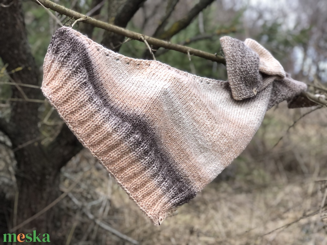 n e u t r a l . Kézzel kötött asszimetrikus baktus  2 rétegű, puha, meleg fülvédővel - ruha & divat - sál, sapka, kendő - fejpánt - Meska.hu